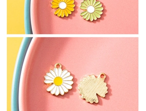 Makroaufnahme von bunten Gänseblümchen-Anhängern aus Legierung mit Goldbeschichtung