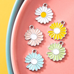 Gänseblümchen Anhänger Legierung Emaille Tropföl Charms Für DIY Schmuckherstellung Halsketten Armbänder Blumen Design Zubehör Damen