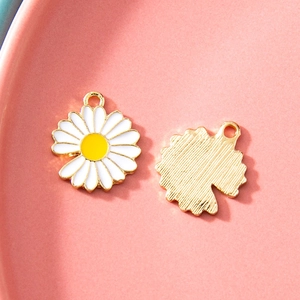 Gänseblümchen-Anhänger mit weißer Emaille und Gold-Finish für DIY-Schmuckbasteln