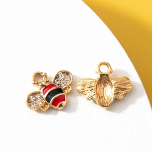Goldene Hummel-Schmuckanhänger mit rot-schwarzer Emaille und funkelnden Straßsteinen