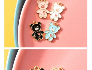 Vista detallada de dijes de osos de esmalte de colores con corazones para joyas DIY