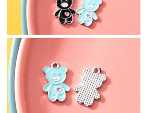 Detalle de dijes de oso de aleación con corazón rosa para creación de joyería artesanal