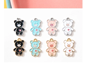 Vista detallada de dijes de oso DIY coloridos con motivos de corazón en oro y plata