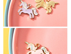 Vue détaillée de breloques licorne en émail coloré avec placage doré pour bijoux DIY