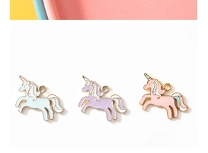 Trois breloques licornes colorées en alliage bleu, violet et rose pour bijoux DIY