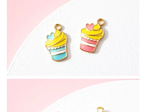 Détail de breloques cupcakes colorées en alliage doré pour création de bijoux DIY