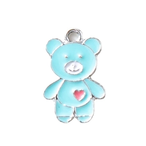 Colgante de oso en esmalte azul cielo con corazón rosa y aro plateado sobre blanco
