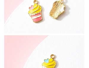 Détails de breloques cupcakes en émail coloré et feuilles en métal pour bijoux DIY