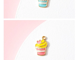 Vue détaillée de breloques cupcake en émail coloré pour bijoux et accessoires DIY