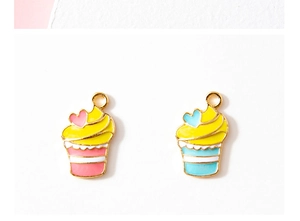 Détail de breloques cupcakes en émail rose et bleu pour la création de bijoux DIY