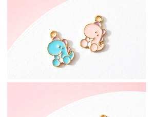 Détail de breloques dinosaures en émail bleu et rose avec des bords en alliage doré