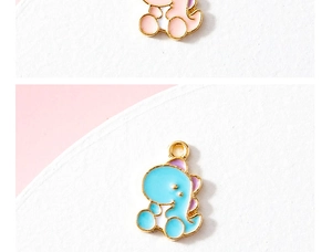 Détail des pendentifs dinosaures en émail bleu et rose avec des bords dorés
