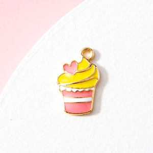Pendentif cupcake en émail rose et jaune avec cœur et alliage doré pour bijoux DIY