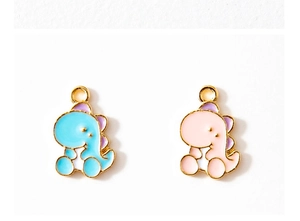 Détail de pendentifs dinosaures en émail rose et bleu dorés pour création de bijoux DIY