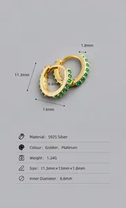 Détail macro de créoles en argent s925 doré serties de pierres de zircone verte