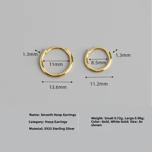 Pendientes de aro minimalistas en plata de ley S925 dorada con un acabado pulido