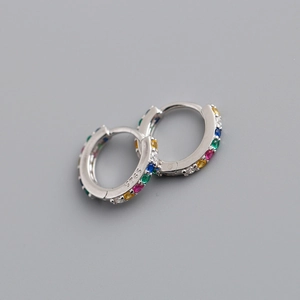 Détail des zircons colorés sur des créoles huggie en argent sterling S925 véritable