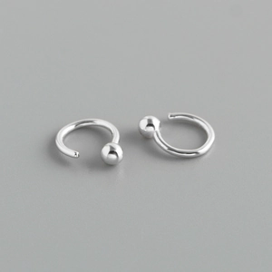 Nahaufnahme von 925 Sterling Silber C-Form Creolen mit polierten Metallperlen an den Enden