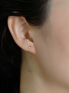Nahaufnahme von herzförmigen 925er Silbersteckern am Ohrläppchen für einen dezenten Look