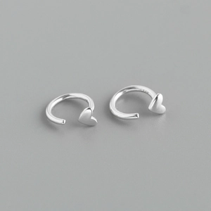 Detailaufnahme der S925 Sterling Silber Herz-Ohrringe mit polierter Oberfläche