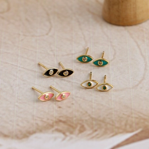 Detail van zilveren boze oog oorknopjes in roze, zwart, groen en wit emaille afwerking
