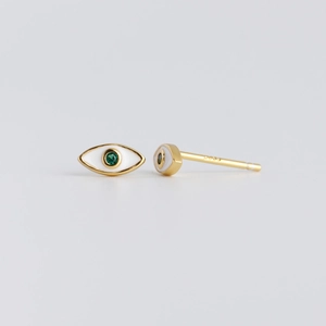 Detail van S925 zilveren oog-oorknopje met groene edelsteen en wit emaille afwerking