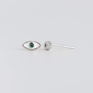Macro-opname van S925 zilveren oorknopjes met wit emaille en groene zirkoon details