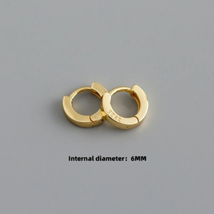 Détail macro du poinçon S925 sur créole dorée avec diamètre intérieur de 6 mm