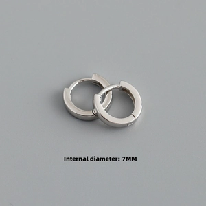 Vue macro des boucles huggie en argent montrant le diamètre interne de 7mm