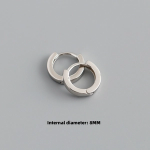 Détail macro d'une boucle d'oreille créole en argent S925 avec diamètre de 8 mm