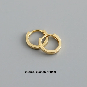 Détail de la boucle d'oreille en argent 925 doré avec diamètre interne de 9mm