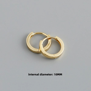 Gros plan de boucles d'oreilles créoles dorées de 10mm avec finition miroir polie