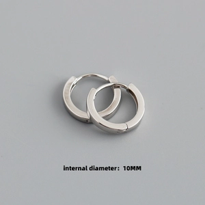 Vue détaillée des boucles d'oreilles créoles en argent 925 de 10mm avec une finition polie