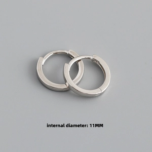 Détail macro d'une boucle d'oreille créole en argent S925 avec diamètre interne de 11mm