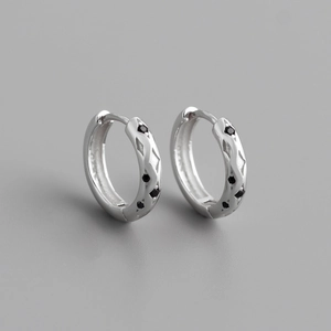 Detail van S925 sterling zilveren oorringen met ingelegde zwarte ronde zirkonia's