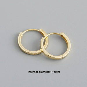 Détail de créoles dorées avec un diamètre intérieur de 14mm et fermoir à charnière