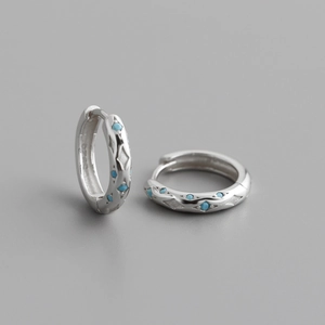 Macro-opname van S925 zilveren oorringen met turquoise kralen en gegraveerde details