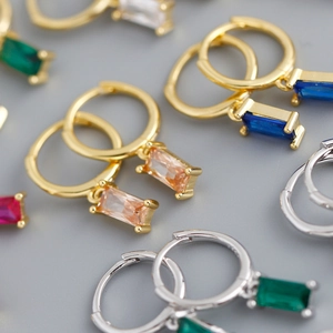 Gros plan de créoles en argent 925 avec des zircons rectangulaires multicolores
