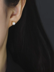 Nahaufnahme minimalistischer S925 Silber Perlenohrstecker an Modell für eleganten Stil