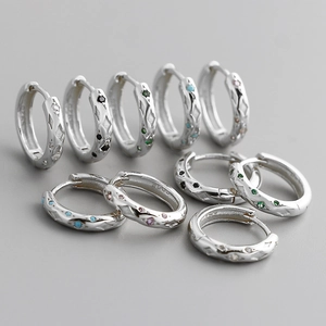 S925 sterling zilveren creolen met gekleurde zirkoonstenen en een ruitvormig patroon