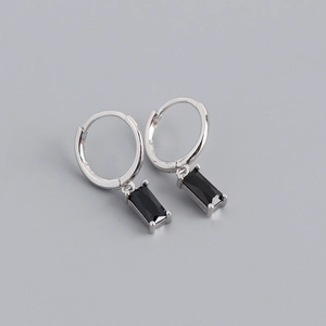 Détail des boucles d'oreilles en argent S925 avec pendentif en zircon noir rectangulaire