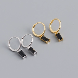 Détails de boucles d'oreilles huggie en argent S925 avec zircons noirs rectangulaires bicolores