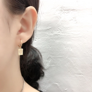 Elegantes pendientes de aro en plata S925 dorada con colgante de la Torre Eiffel París