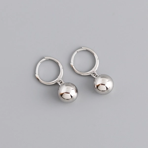 Detailansicht der 8mm polierten Silberkugel an einem glatten S925 Sterling Silber Ohrreif