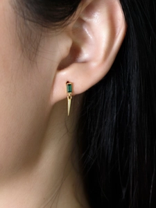 Détail de boucle d'oreille en argent S925 avec zircon émeraude et pointe conique