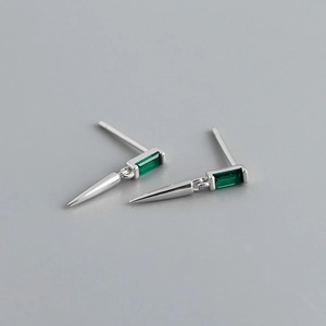 Gros plan sur les boucles d'oreilles en argent S925 avec zircon émeraude et pendentifs cône