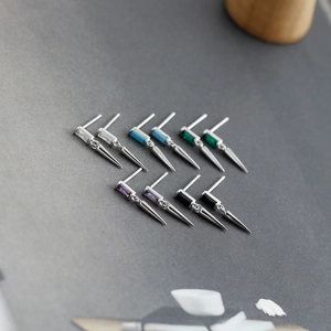 Vue détaillée des boucles d'oreilles en argent S925 avec zircon carré et pendentifs longs