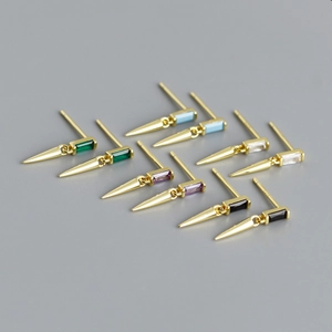 Détail du poinçon S925 sur boucles d'oreilles dorées avec zircon carré et pointe