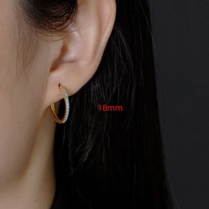 18mm vergulde S925 zilveren oorringen met turquoise zirkonia gedragen door model