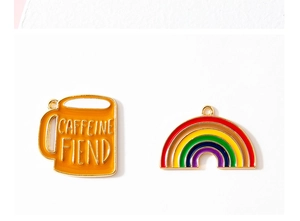 Detail van kleurrijke regenboog en gele koffiemok hangers van emaille met goudkleurige rand
